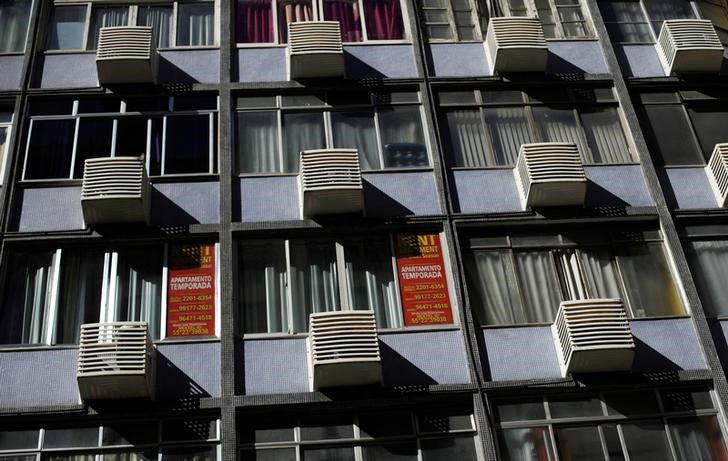 © Reuters. Apartamento com anúncios de aluguel em Copacabana, no Rio de Janeiro
13/06/2016 REUTERS/Ricardo Moraes