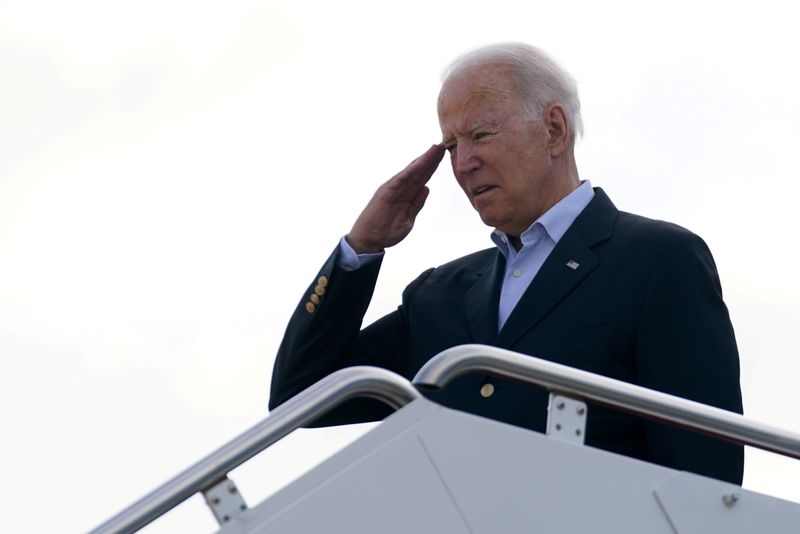 &copy; Reuters. Presidente dos EUA, Joe Biden, embarca no avião presidencial rumo a Surfside, na Flórida
01/07/2021 REUTERS/Kevin Lamarque