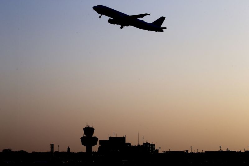 &copy; Reuters. Les restrictions sur les voyages instaurées par plusieurs pays face à la propagation du variant Delta du coronavirus SARS-CoV-2 risquent de peser sur la saison touristique estivale, alors que l'Europe méridionale comptait sur une reprise de ce secteur 