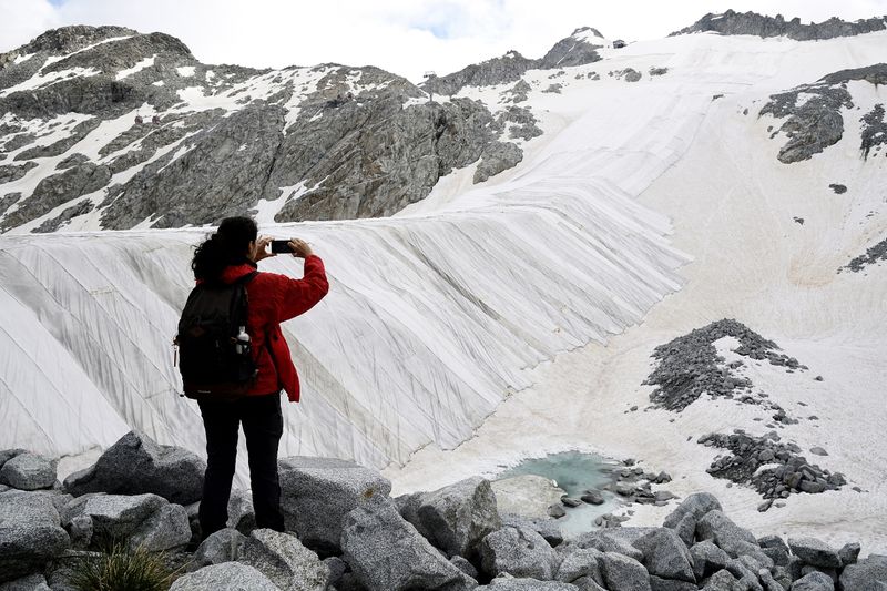 L'Italie tente de protéger le glacier de Presena de la chaleur estivale