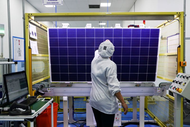 &copy; Reuters. Funcionária checa qualidade de módulo solar em fábrica de Campinas, SP
13/02/2020
REUTERS/Amanda Perobelli