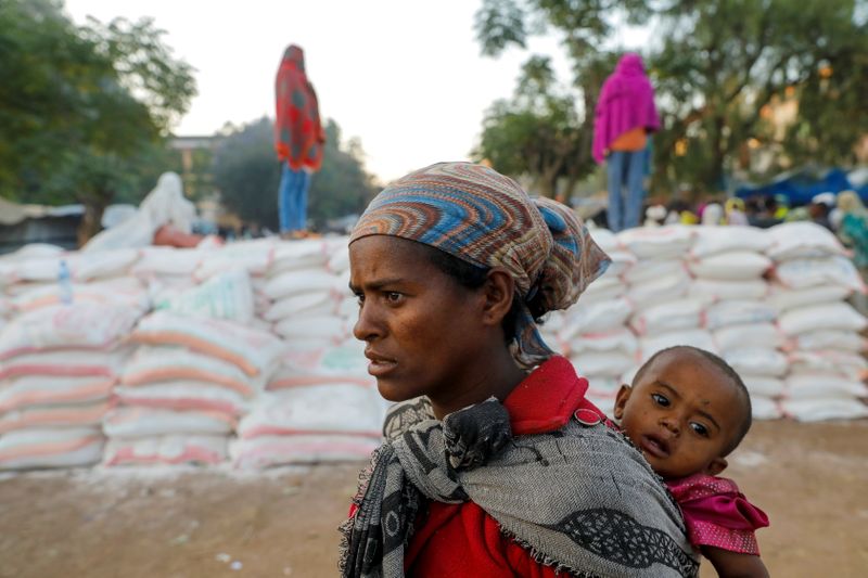 &copy; Reuters. امرأة تحمل طفلا أثناء انتظارها للحصول على طعام في منطقة تيجراي يوم 15 مارس آذار 2021. تصوير: باز راتنر - رويترز.