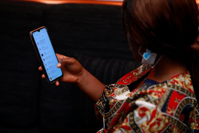 &copy; Reuters. Mulher usa celular
 REUTERS/Afolabi Sotunde