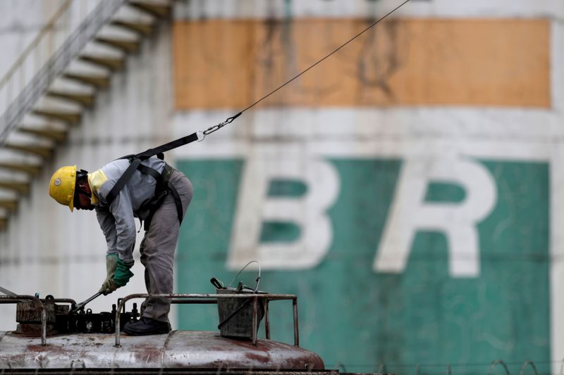 &copy; Reuters. Um trabalhador verifica os volumes de combustível em um vagão de trem próximo a um tanque da estatal brasileira de petróleo Petrobras em Brasília
19/02/2021
REUTERS/Ueslei Marcelino/Foto de arquivo