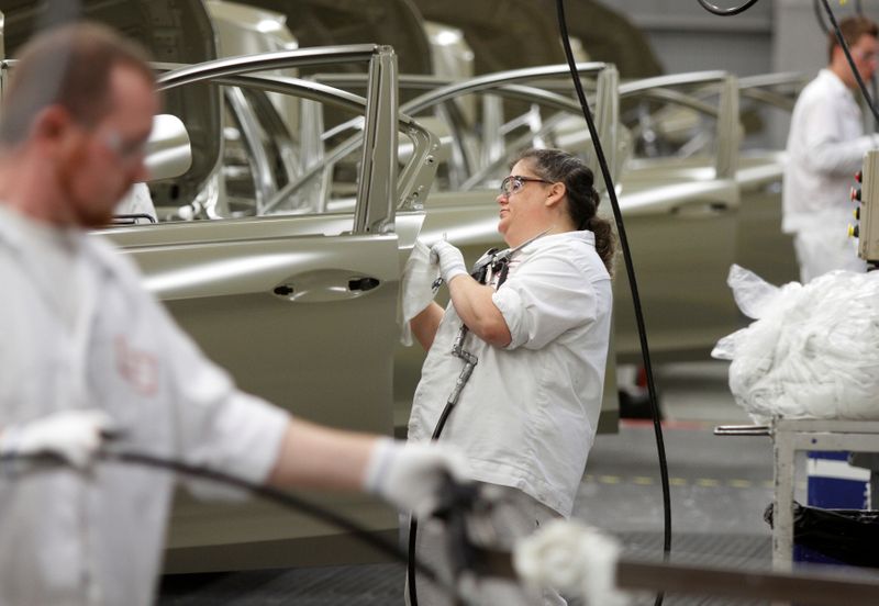 &copy; Reuters. Funcionários trabalham na linha de selagem da área de pintura de uma fábrica de automóveis em Marysville, Ohio, EUA. 11 de outubro de 2012. REUTERS/Paul Vernon