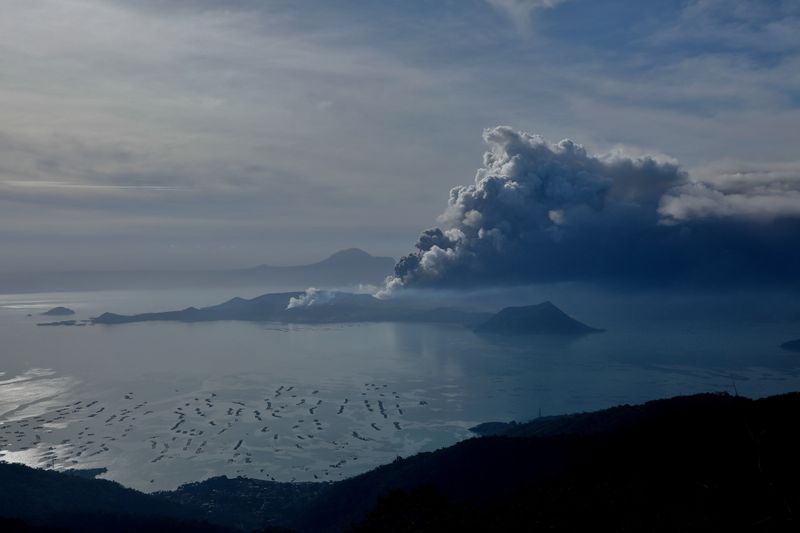 &copy; Reuters. El volcán Taal visto desde la ciudad de Tagaytay, Filipinas, 13 enero 2020.
REUTERS/Eloisa Lopez   