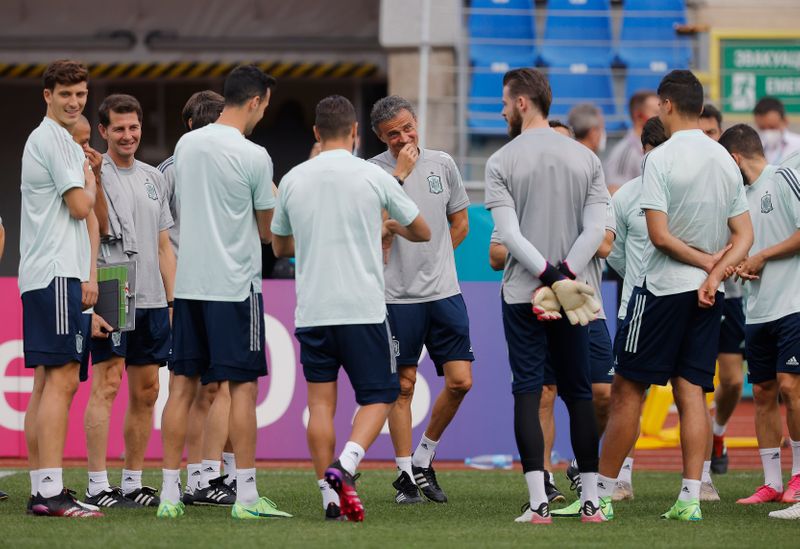 &copy; Reuters. Les médecins russes, confrontés à un nombre record de décès dus au COVID-19 à Saint-Pétersbourg, appréhendent le match qui opposera vendredi l'Espagne et la Suisse dans le cadre des quarts de finale de l'Euro de football. /Photo prise le 1er juill