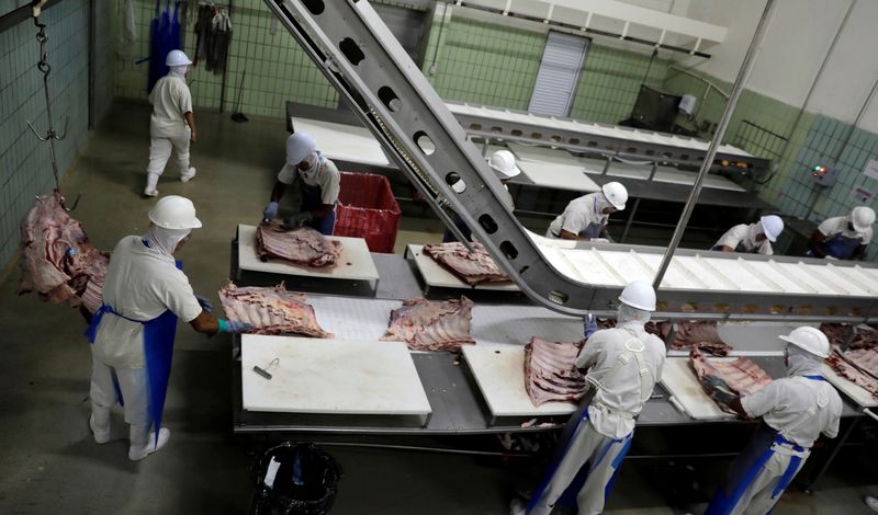 &copy; Reuters. Imagen de archivo de empleados trabajando en una línea de carne deshidratada en una planta de JBS S.A, el mayor productor de carne de vacuno del mundo, en Santana de Parnaiba, Brasil. 19 de diciembre, 2017. REUTERS/Paulo Whitaker/Archivo