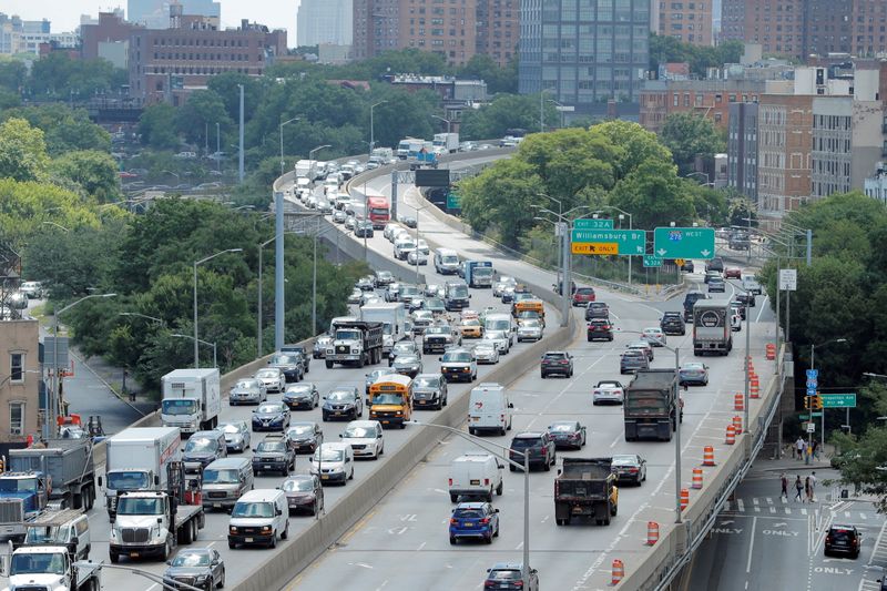 © Reuters. FILE PHOTO: Traffic backs up on the Brooklyn Queens Expressway in New York, U.S., August 2, 2018. REUTERS/Lucas Jackson/File Photo