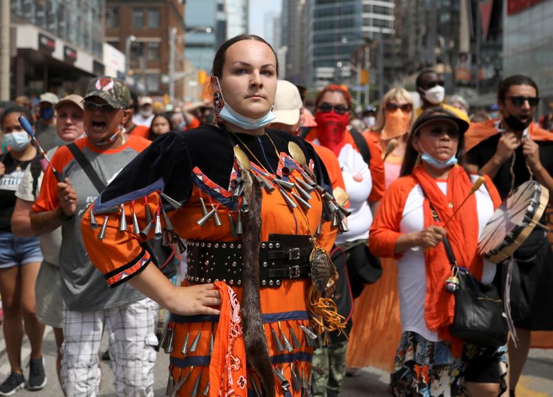 © Reuters. Indigenous performer Danielle Migwans attends a march after the discovery of hundreds of remains of children at former indigenous residential schools, on Canada Day in Toronto, Ontario, Canada July 1, 2021. REUTERS/Carlos Osorio