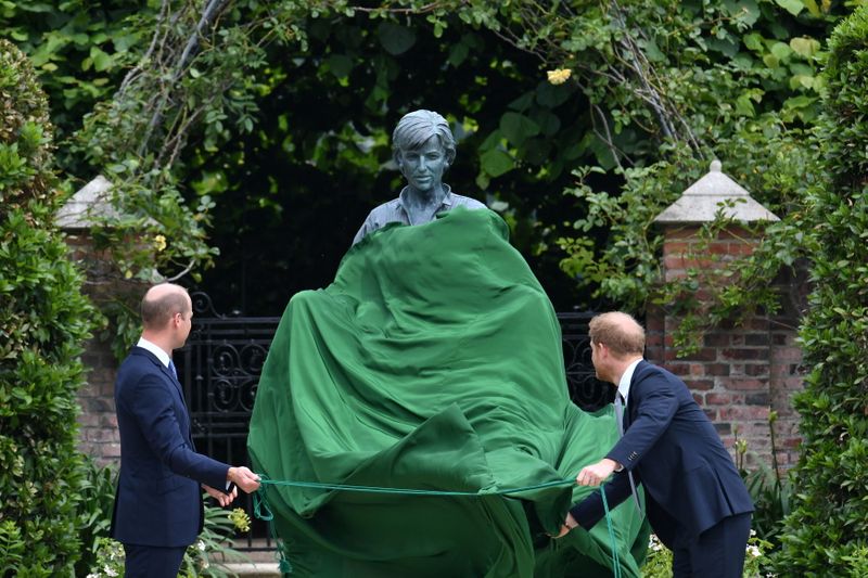 © Reuters. الأميران وليام (إلى اليسار) وهاري يزيحان الستار عن تمثال أمهما الأميرة الراحلة ديانا في لندن يوم الخميس. صورة من ممثل لوكالات الأنباء. 