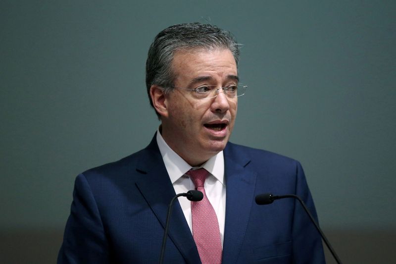 &copy; Reuters. FILE PHOTO: Mexico's Central Bank Governor Alejandro Diaz de Leon Carrillo speaks during the presentation of the national financial inclusion policy, in the Interactive Museum of Economics (MIDE) in Mexico City Mexico March 11, 2020. REUTERS/Luisa Gonzale