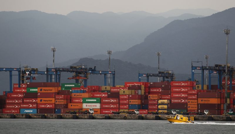 &copy; Reuters. Vista de contêineres no porto de Santos (SP) 
14/09/2016 REUTERS/Fernando Donasci