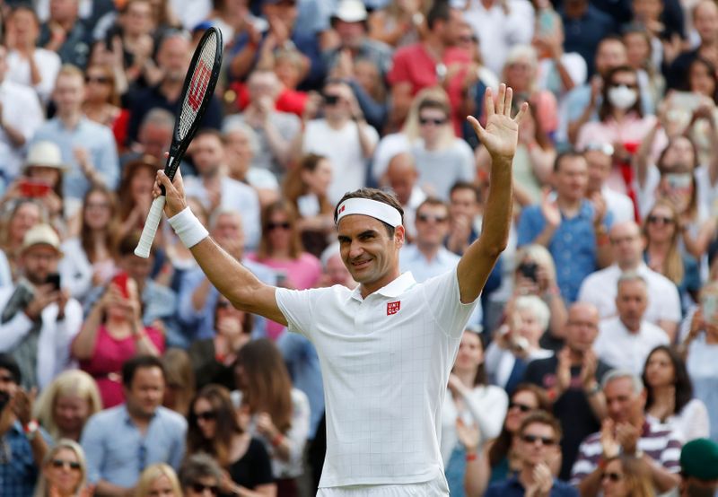 &copy; Reuters. El suizo Roger Federer celebra tras ganar su partido de segunda ronda en Wimbledon ante el francés Richard Gasquet, en el All England Lawn Tennis and Croquet Club, Londres, Inglaterra - Julio 1, 2021 REUTERS/Paul Childs