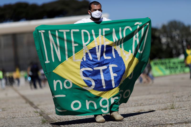 &copy; Reuters. Manifestante com bandeira que defende intervenção no STF e no Congresso durante ato em Brasília
31/05/2020 
REUTERS/Ueslei Marcelino