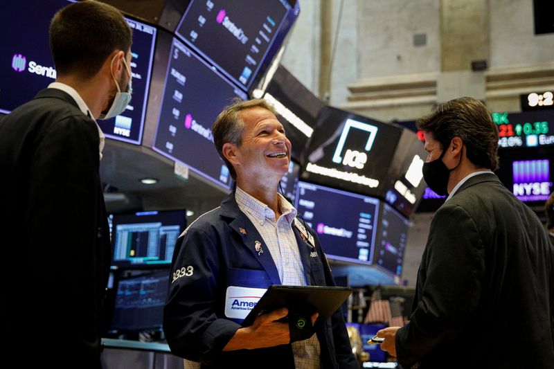 © Reuters. Operadores durante pregão da bolsa de valores de Nova York, EUA 
30/06/2021
REUTERS/Brendan McDermid