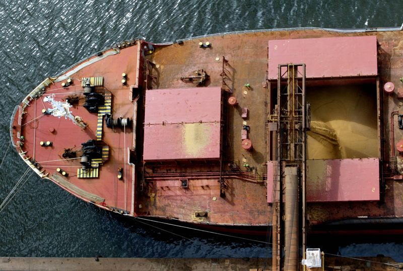 &copy; Reuters. Navio carregado com soja no porto de Paranaguá (PR) 
27/03/2003
REUTERS/Paulo Whitaker