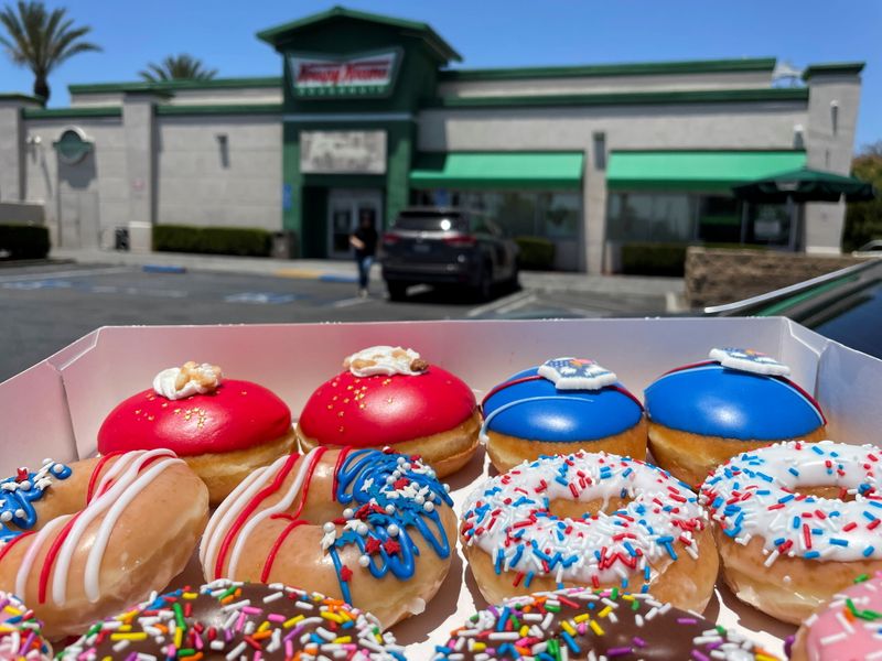© Reuters. A Holiday variety box is pictured outside a Krispy Kreme Doughnuts store in Burbank, California, U.S., July 1, 2021. REUTERS/Mario Anzuoni