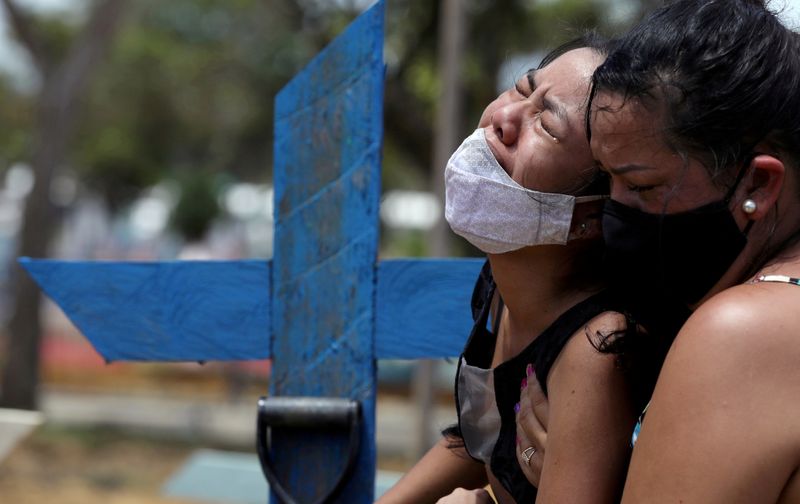 &copy; Reuters. Kelvia Andrea Goncalves, 16, chora durante enterro da mãe que morreu de Covid-19 , em cemitério de Manaus
17/01/2021
REUTERS/Bruno Kelly