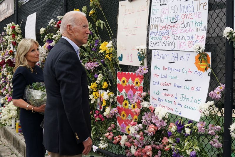 &copy; Reuters. Biden visita Surfside após desmoronamento de prédio
 1/7/2021   REUTERS/Kevin Lamarque