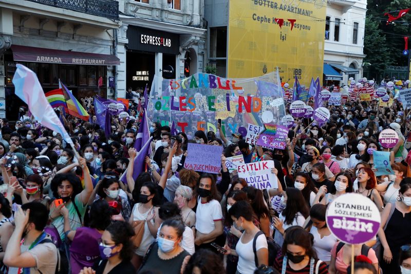 &copy; Reuters. مسيرة ضد انسحاب تركيا من اتفاقية لمنع العنف ضد المرأة في اسطنبول يوم الخميس. تصوير: مراد سيزار - رويترز. 