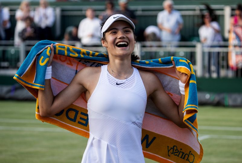 &copy; Reuters. 　テニスの四大大会第３戦、ウィンブルドン選手権の女子シングルス２回戦で１８歳で地元出身のエマ・ラドゥカヌが３回戦進出を決めた。代表撮影（２０２１年　ロイター）