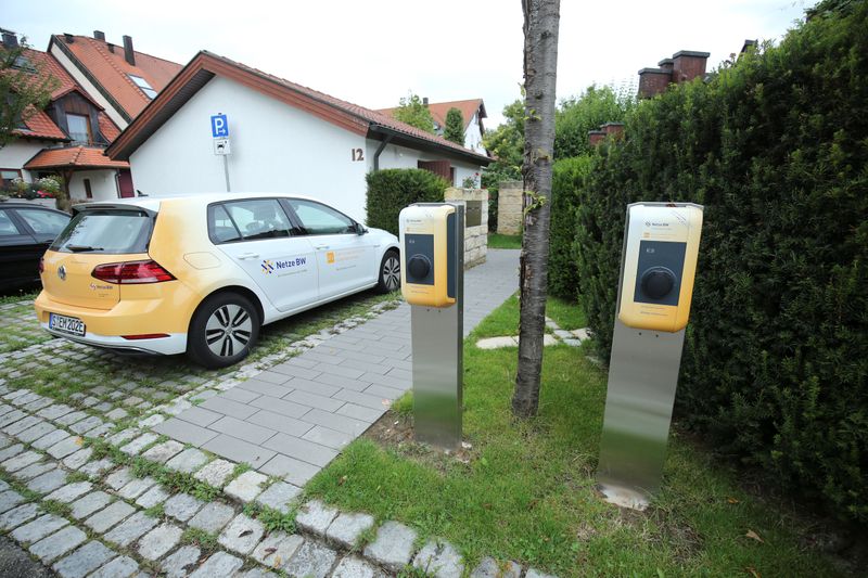 &copy; Reuters. 　ドイツのアルトマイヤー経済相はターゲスシュピーゲル紙に対し、国内の電気自動車（ＥＶ）の稼働台数が７月に１００万台に達すると明らかにし、６カ月遅れで目標を達成すると述べた