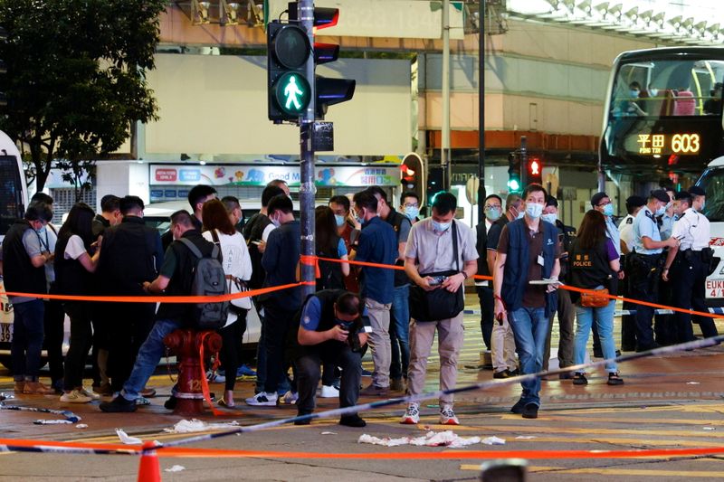 &copy; Reuters. 　中国への香港返還から２４年となる１日、抗議デモを警戒して警備に当たっていた警官が男に刃物で刺された。事故現場付近で撮影（２０２１年　ロイター/TYRONE SIU）