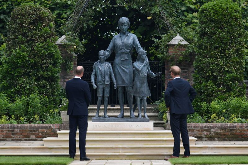 &copy; Reuters. 　英国のウィリアム王子とヘンリー王子は１日、母親である故ダイアナ元皇太子妃の生誕６０周年に合わせ、元妃の銅像除幕式を行った。代表撮影（２０２１年　ロイター）