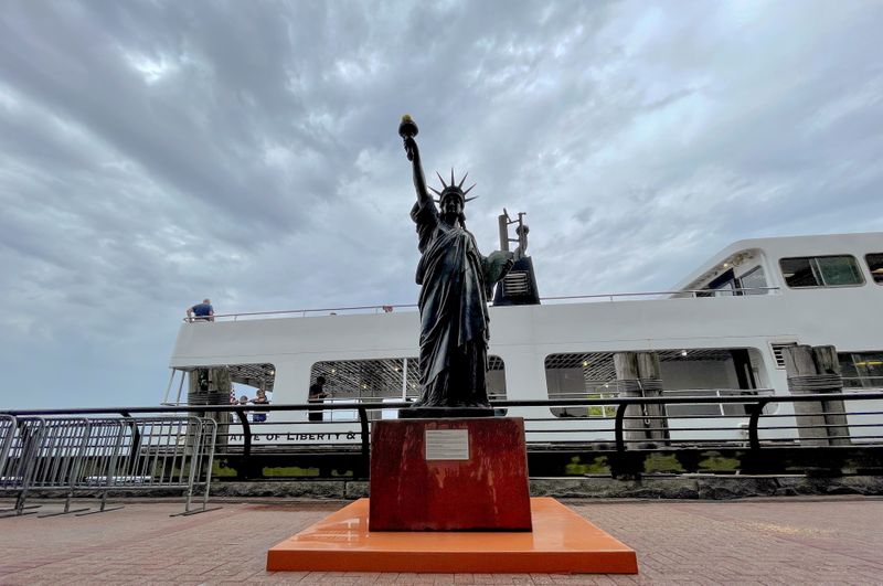 &copy; Reuters. Une réplique à échelle réduite de la statue de la Liberté, qui a refait le voyage effectué il y a plus d'un siècle par sa grande soeur, a été érigée jeudi sur Ellis Island, dans le port de New York. /Photo prise le 1er juillet 2021/REUTERS/Rose