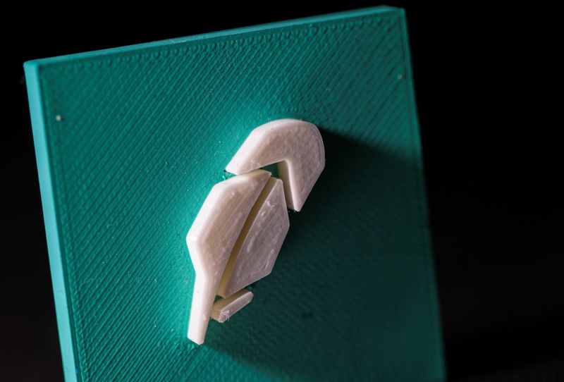 &copy; Reuters. 3D-printed Robinhood logo is seen in this illustration taken, July 1, 2021. REUTERS/Dado Ruvic