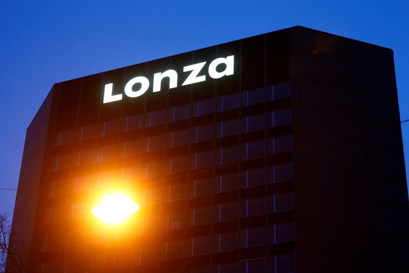 &copy; Reuters. FILE PHOTO: The logo of Swiss pharmaceutical group Lonza is seen at its headquarters in Basel, Switzerland March 2, 2020. REUTERS/Arnd Wiegmann/File Photo