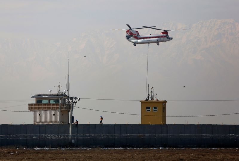 &copy; Reuters. Les troupes américaines ont quitté vendredi l'une des plus grandes bases militaires d'Afghanistan, a déclaré un haut responsable de la défense américaine, dans le cadre de l'accord de paix avec les taliban. /Photo d'archives/REUTERS/Mohammad Ismail