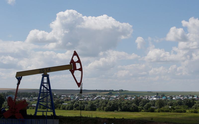 &copy; Reuters. A pump jack is seen at the Ashalchinskoye oil field owned by Russia's oil producer Tatneft near Almetyevsk, in the Republic of Tatarstan, Russia, July 27, 2017. Picture taken July 27, 2017. REUTERS/Sergei Karpukhin