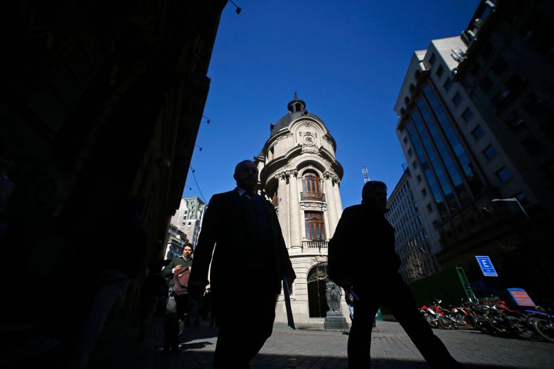 &copy; Reuters. Men walk through the financial district next to Santiago's stock exchange, August 25, 2014. REUTERS/Ivan Alvarado/Files