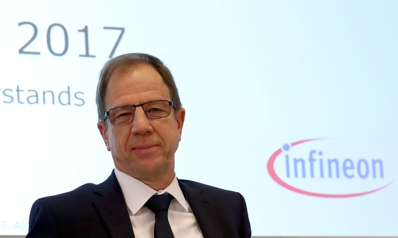 &copy; Reuters. Reinhard Ploss, CEO of German semiconductor manufacturer Infineon arrives for the annual news conference in Neubiberg near Munich, Germany, November 14, 2017.   REUTERS/Michael Dalder/Files