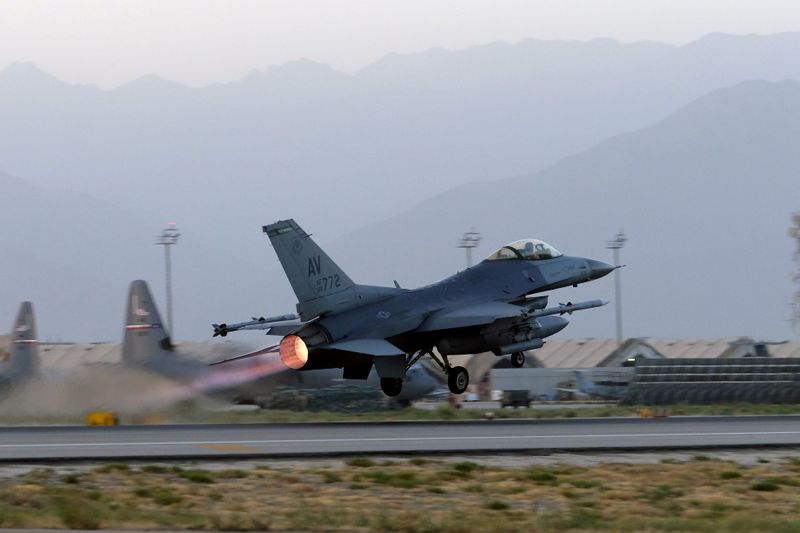 &copy; Reuters.   ７月２日、米国防当局者はアフガニスタンに駐留する米軍と北大西洋条約機構（ＮＡＴＯ）軍が主要拠点のバグラム空軍基地から撤収したと明らかにした。バグラム基地で２０１７年８月