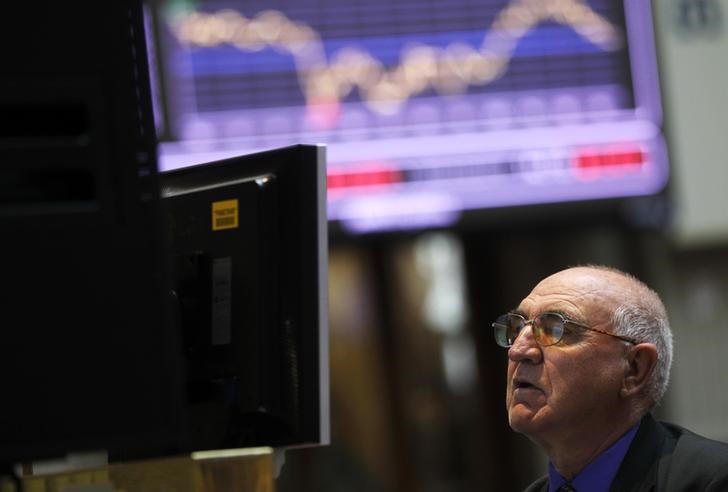 &copy; Reuters. A trader looks at screens during trading at the Madrid bourse April 19, 2012. France and Spain sold all the bonds they wanted at auction on Thursday, though for Spain the cost was rising yields, indicating growing concerns the government will not be able 