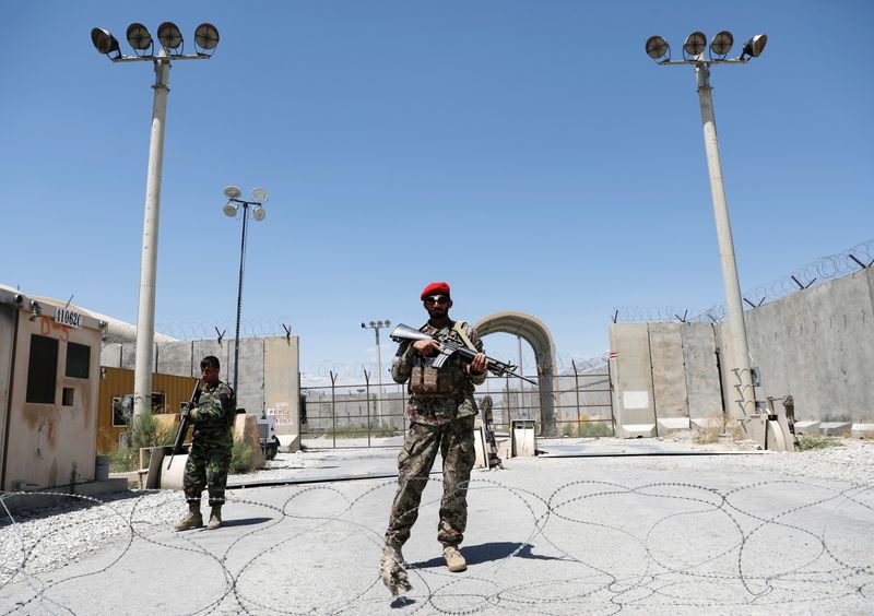 &copy; Reuters. Soldados afganos hacen guardia en la puerta de la base aérea estadounidense de Bagram, provincia de Parwan, Afganistán 2 de julio de 2021. REUTERS/Mohammad Ismail