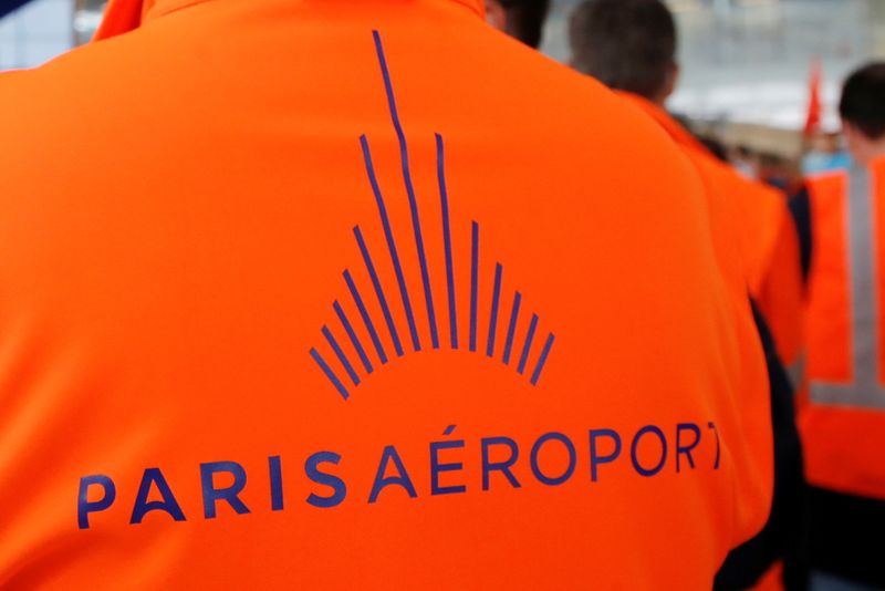 &copy; Reuters. Le trafic était perturbé vendredi à la mi-journée dans les aéroports parisiens d'Orly et de Roissy-Charles-de-Gaulle en raison d'une grève des salariés d'ADP (ex-Aéroports de Paris) à l'approche du premier week-end des départs en vacances d'ét