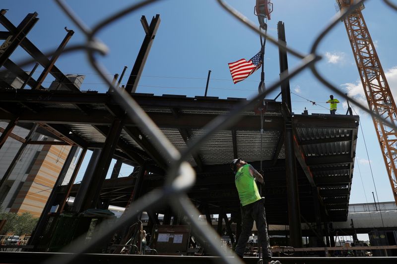 &copy; Reuters. Empregado trabalha em obra em Boston
30/6/2021   REUTERS/Brian Snyder