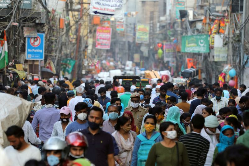 &copy; Reuters. Pessoas em mercado em meio à pandemia de Covid-19 em Délhi, na Índia
19/10/2020 REUTERS/Anushree Fadnavis