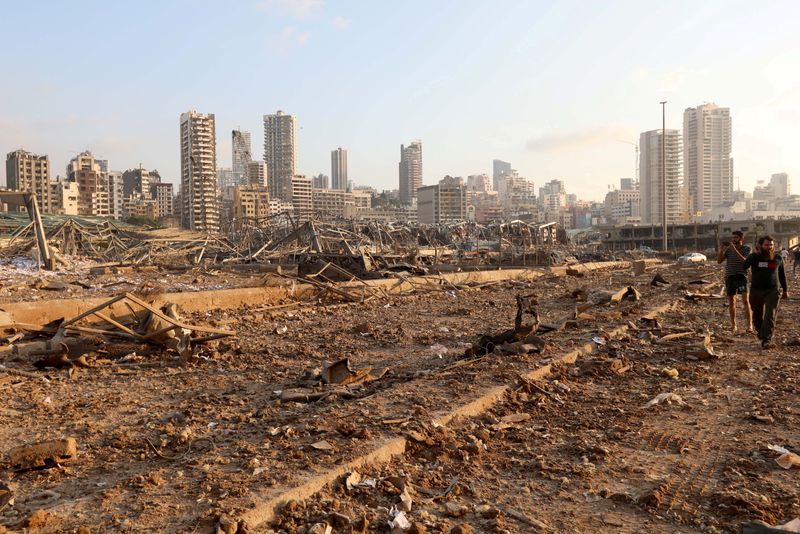 &copy; Reuters. منظر عام للدمار الناجم عن انفجار مرفأ بيروت يوم الرابع من أغسطس آب 2020. تصوير: محمد عزاقير - رويترز.