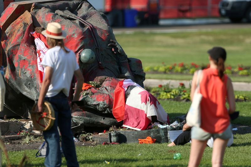 &copy; Reuters. FOTO DE ARCHIVO: Una estatua de la Reina Victoria es derribada en una manifestación en Winnipeg, Manitoba, Canadá, 1 de julio del 2021.  REUTERS/Shannon VanRaes