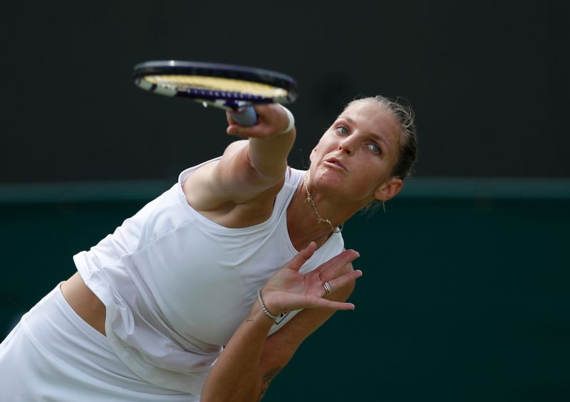 &copy; Reuters. La checa Karolina Pliskova en una jugada contra su compatriota Tereza Martincova en Wimbledon. REUTERS/Paul ChildsTennis