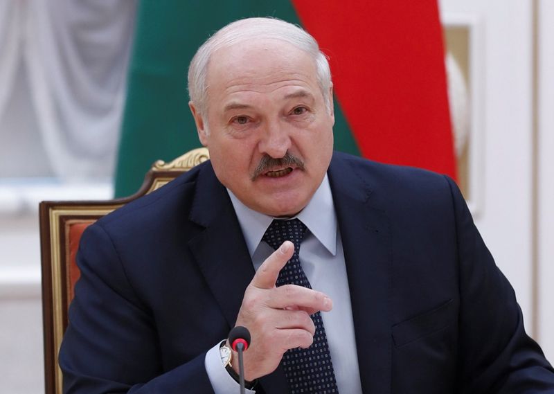 &copy; Reuters. Alexandre Loukachenko a ordonné vendredi la fermeture complète de la frontière entre la Biélorussie et l'Ukraine, invoquant des raisons de sécurité, a rapporté l'agence de presse nationale BelTA. /Photo prise le 28 mai 2021/REUTERS/Sputnik/Alexande