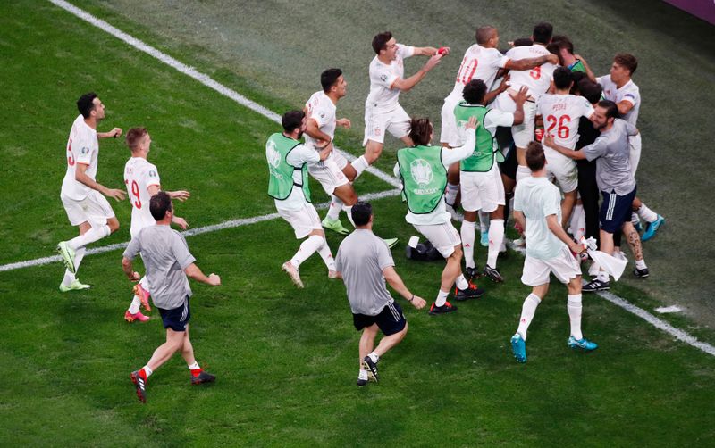 &copy; Reuters. لاعبون من منتخب إسبانيا لكرة القدم يحتفلون بالفوز على سويسرا بركلات الترجيح ببطولة اوروبا لكرة القدم يوم الجمعة. تصوير: انتون فاجانوف - رويت