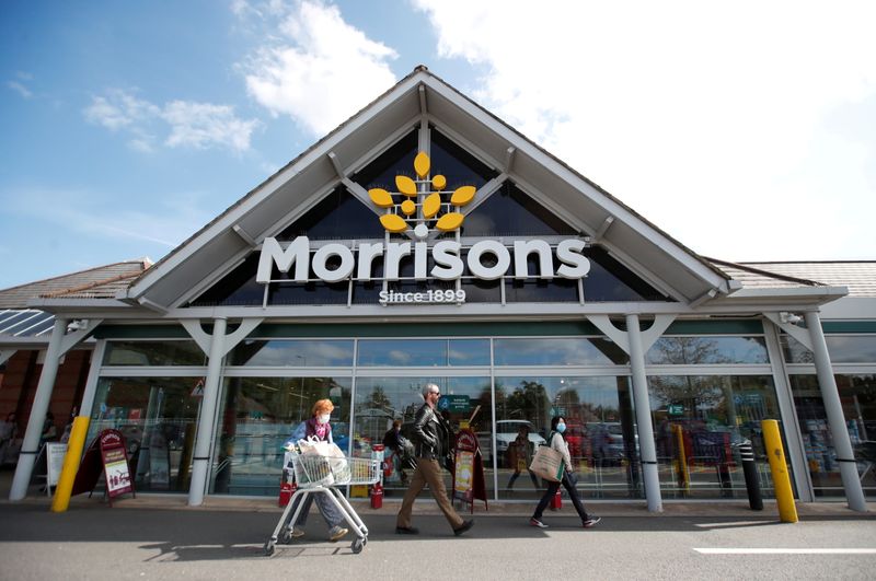 &copy; Reuters. La chaîne de supermarchés britannique Morrisons a accepté samedi une offre de rachat du groupe d'investissement Fortress Investment Group, d'un montant de 6,3 milliards de livres, soit 7,34 milliards d'euros. /Photo d'archives/REUTERS/Peter Cziborra
