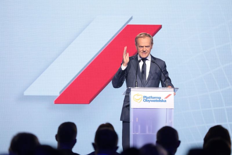 © Reuters. Former European Council President Donald Tusk speaks during a party convention of the main opposition Civic Platform in Warsaw, Poland July 3, 2021. Slawomir Kaminski/Agencja Gazeta via REUTERS 
