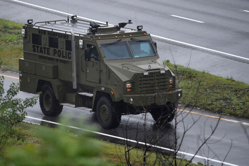 &copy; Reuters. عربة مدرعة لشرطة ولاية ماساشوستس الأمريكية تغادر موقع بعد البحث عن مسلحين في ويكفيلد بولاية ماساشوستس يوم السبت. تصوير: فيث نينيفاجي - رويتر